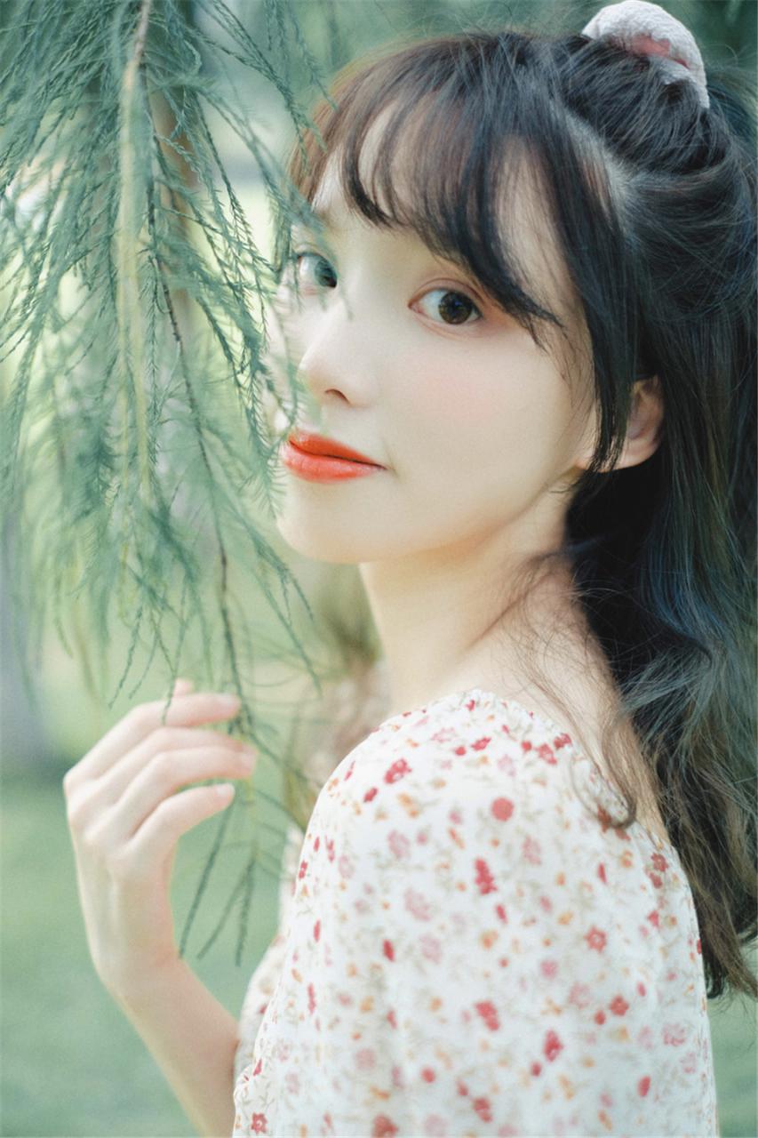 校园清纯小萝莉翠花连衣裙户外浪漫迷人优雅写真(1/10) 美图 第1张