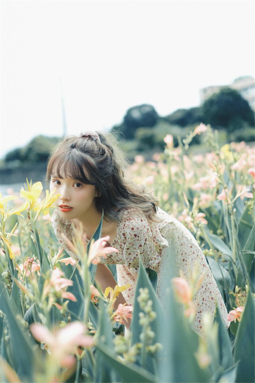 校园清纯小萝莉翠花连衣裙户外浪漫迷人优雅写真(1/10) 美图 第1张