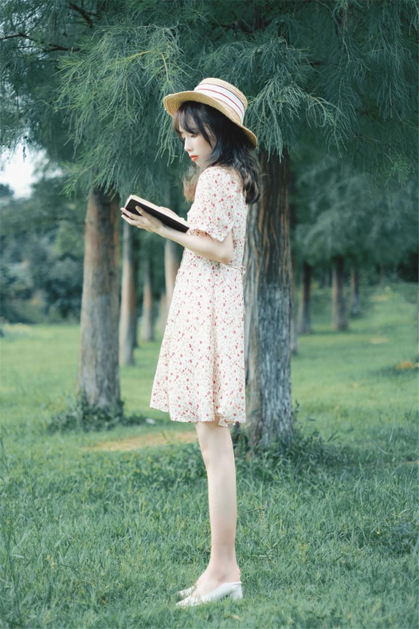 校园清纯小萝莉翠花连衣裙户外浪漫迷人优雅写真(1/10) 美图 第1张