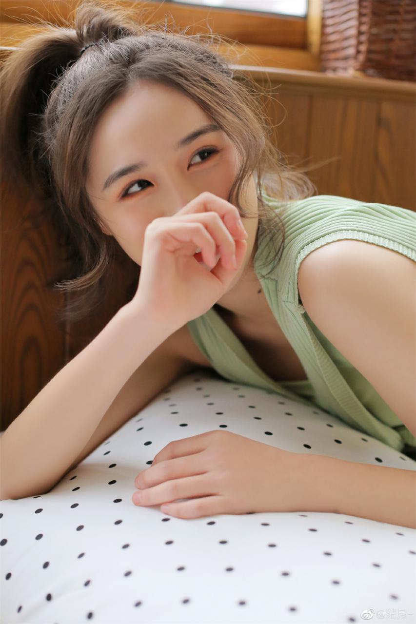 清纯知性美少女绿色吊带背心清爽生活休闲学习写真(1/6) 美图 第1张
