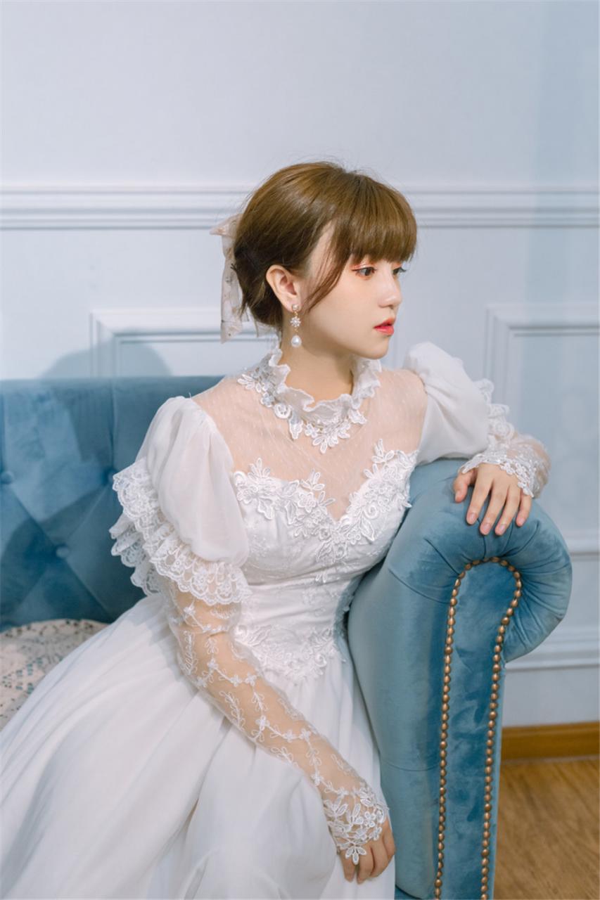 文艺范美少女白色蕾丝礼服大提琴房优雅浪漫写真(1/7) 美图 第1张
