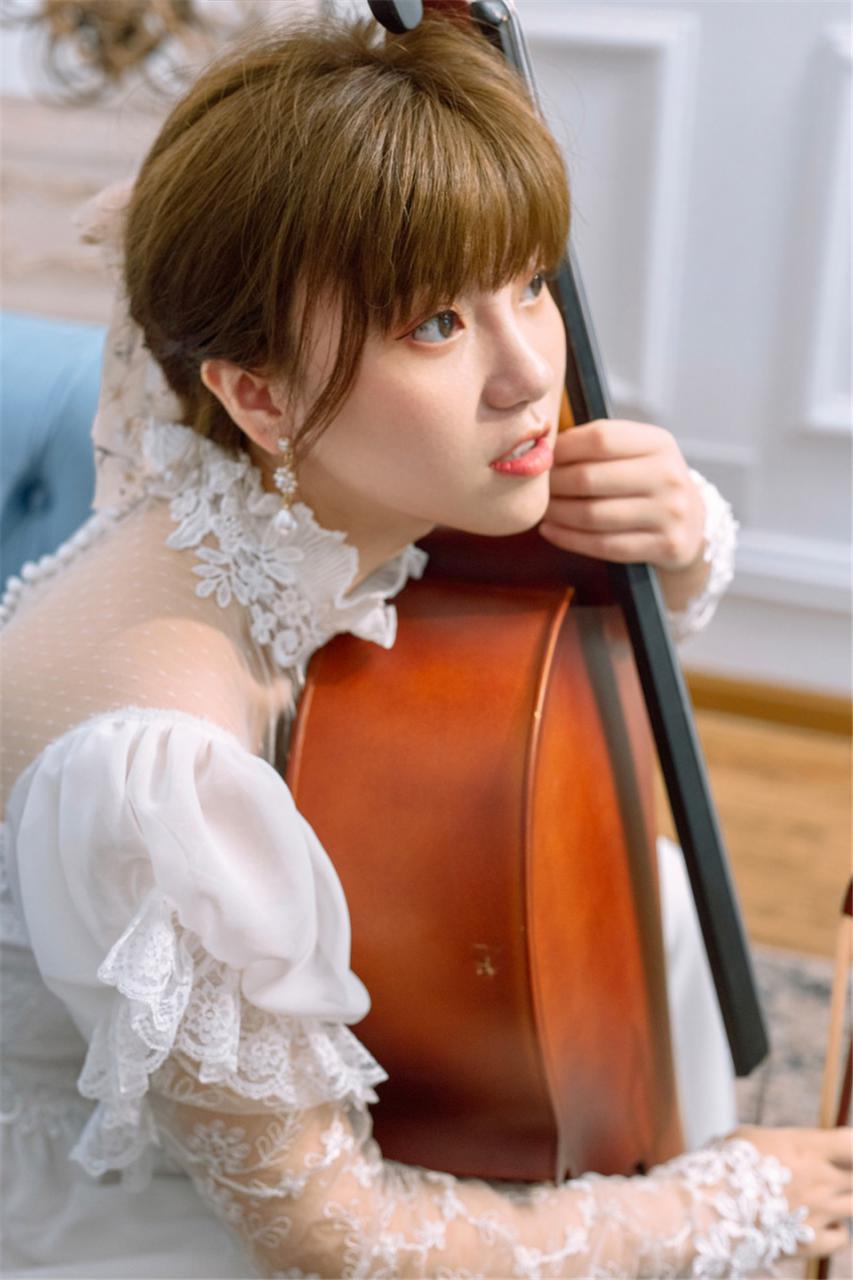 文艺范美少女白色蕾丝礼服大提琴房优雅浪漫写真(1/7) 美图 第1张