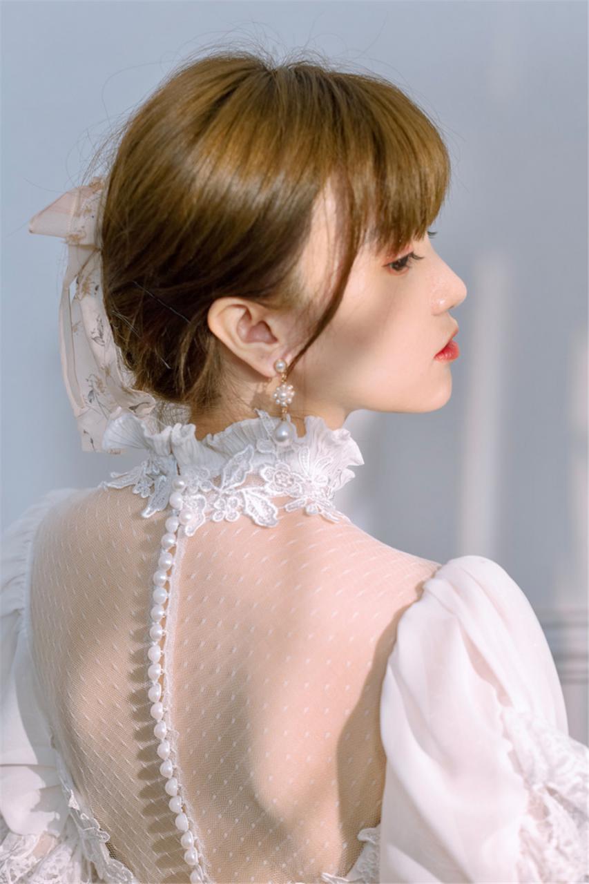 文艺范美少女白色蕾丝礼服大提琴房优雅浪漫写真(1/7) 美图 第1张