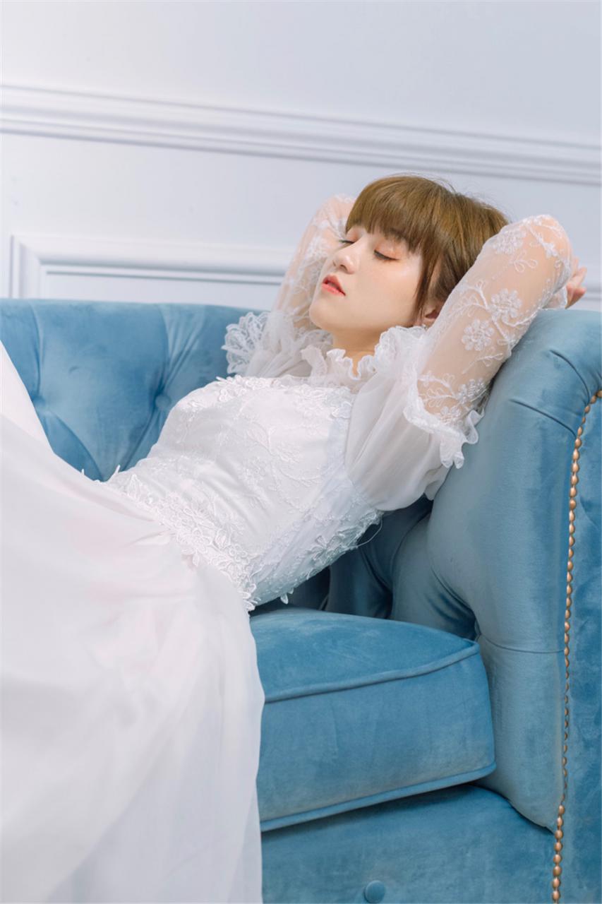 文艺范美少女白色蕾丝礼服大提琴房优雅浪漫写真(1/7) 美图 第1张
