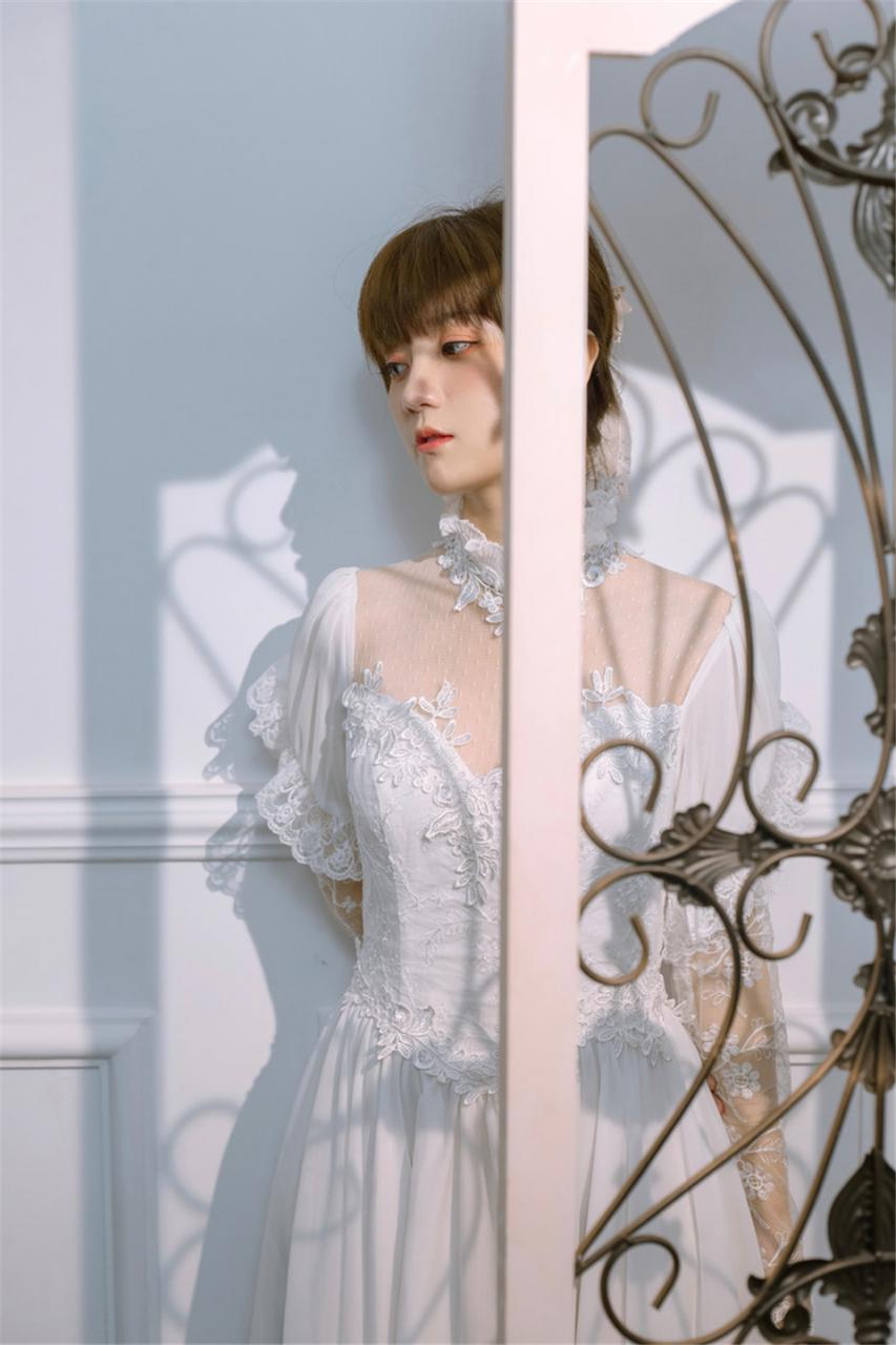 文艺范美少女白色蕾丝礼服大提琴房优雅浪漫写真(1/7) 美图 第1张