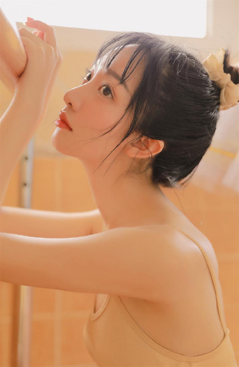小清新清纯艺术系美少女黄色练功服练功房优雅迷人写真(1/10) 美图 第1张
