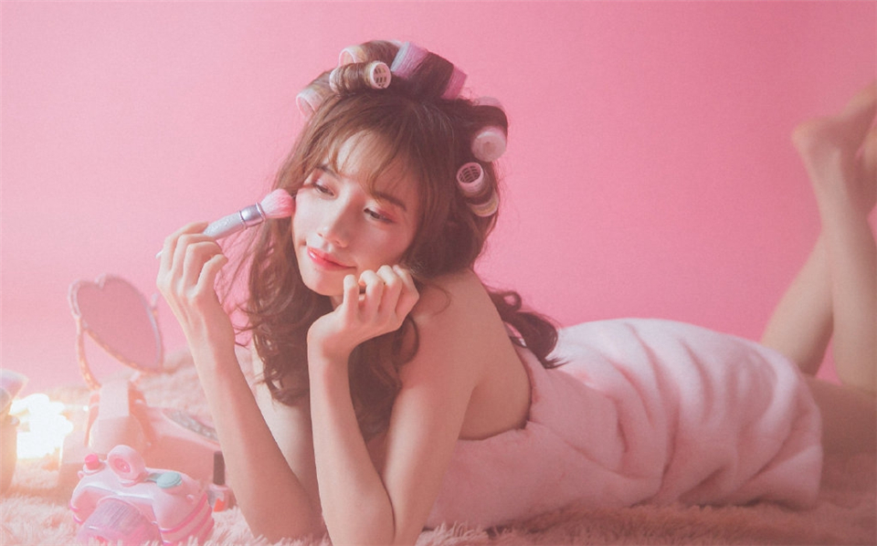 时尚浪漫气质美少女粉红色睡衣居家生活休闲迷人写真(1/9) 美图 第1张
