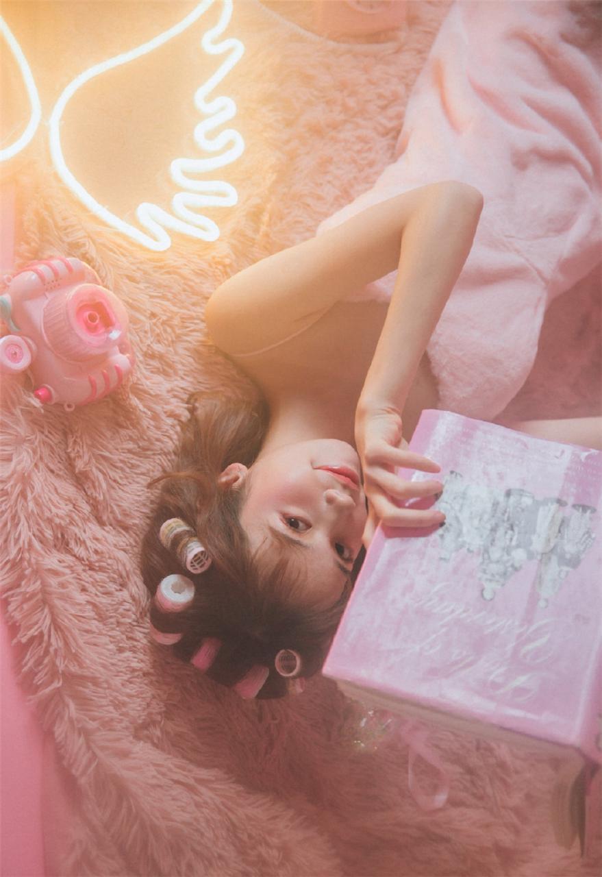 时尚浪漫气质美少女粉红色睡衣居家生活休闲迷人写真(1/9) 美女图片 第1张