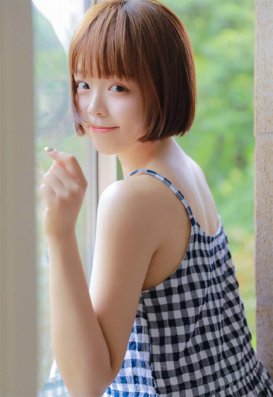 清新灵动校花短发美少女蓝色格子吊带裙寝室浪漫写真(1/9) 美图 第1张