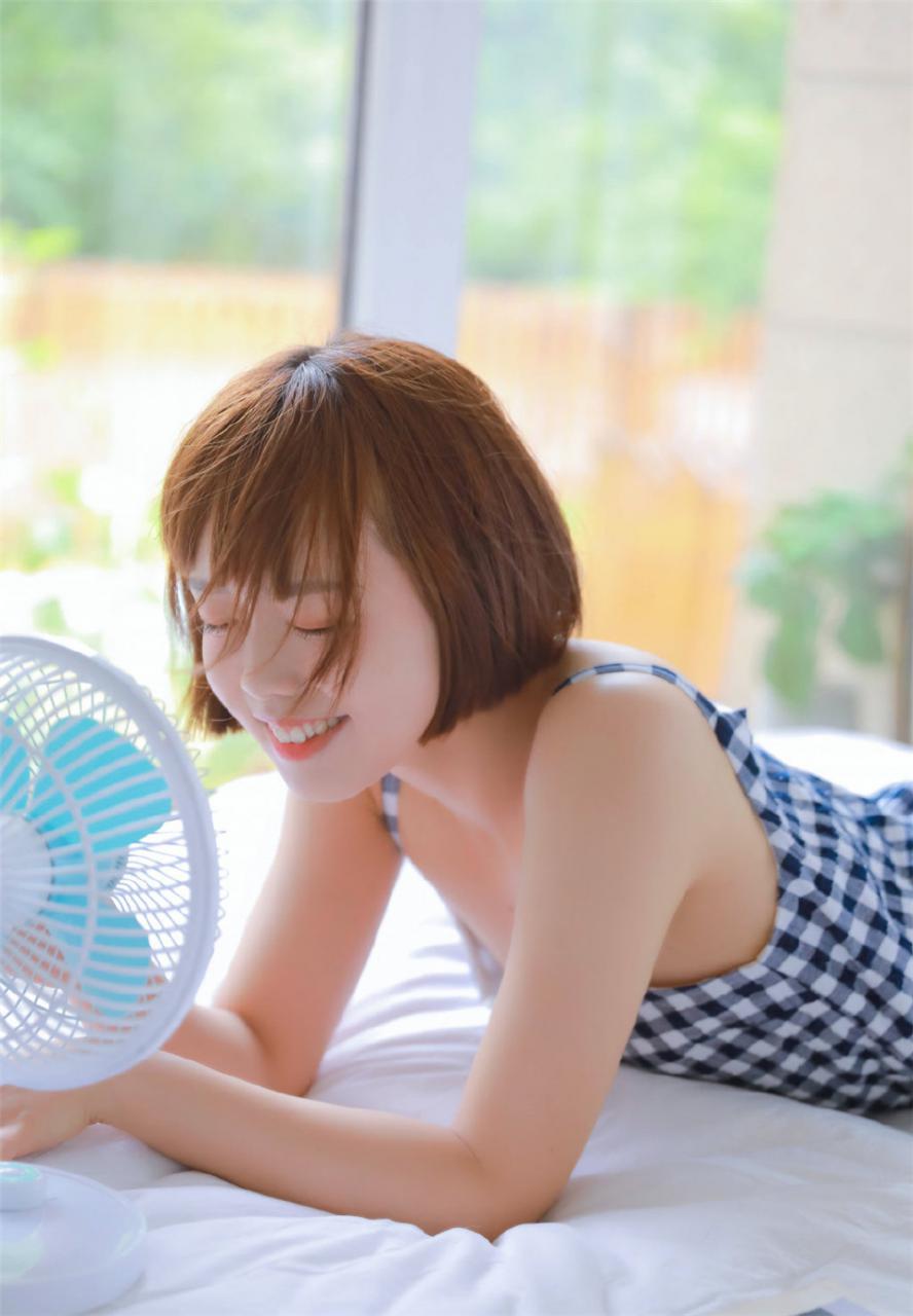 清新灵动校花短发美少女蓝色格子吊带裙寝室浪漫写真(1/9) 美图 第1张