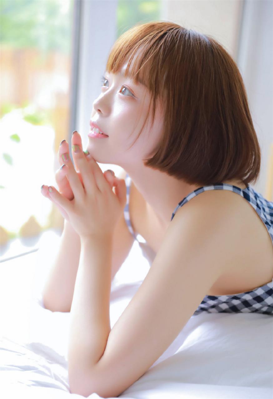 清新灵动校花短发美少女蓝色格子吊带裙寝室浪漫写真(1/9) 美图 第1张