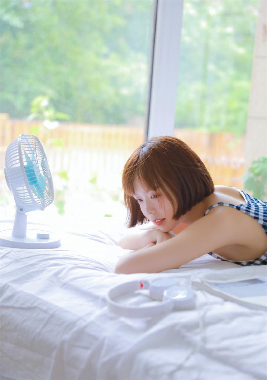 清新灵动校花短发美少女蓝色格子吊带裙寝室浪漫写真(1/9) 美图 第1张