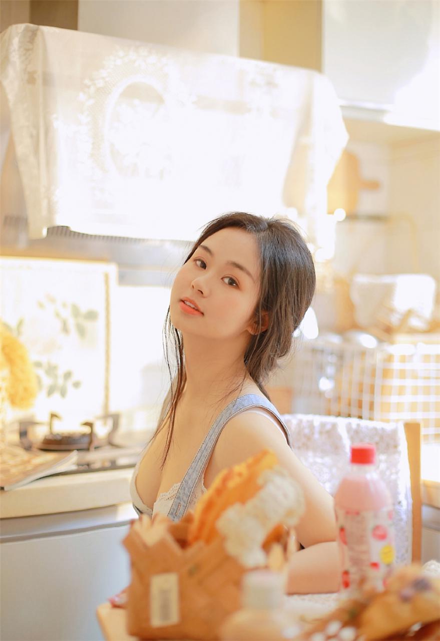清纯养眼美少女清爽夏日牛仔背带裤居家生活甜蜜写真(1/9) 美图 第1张