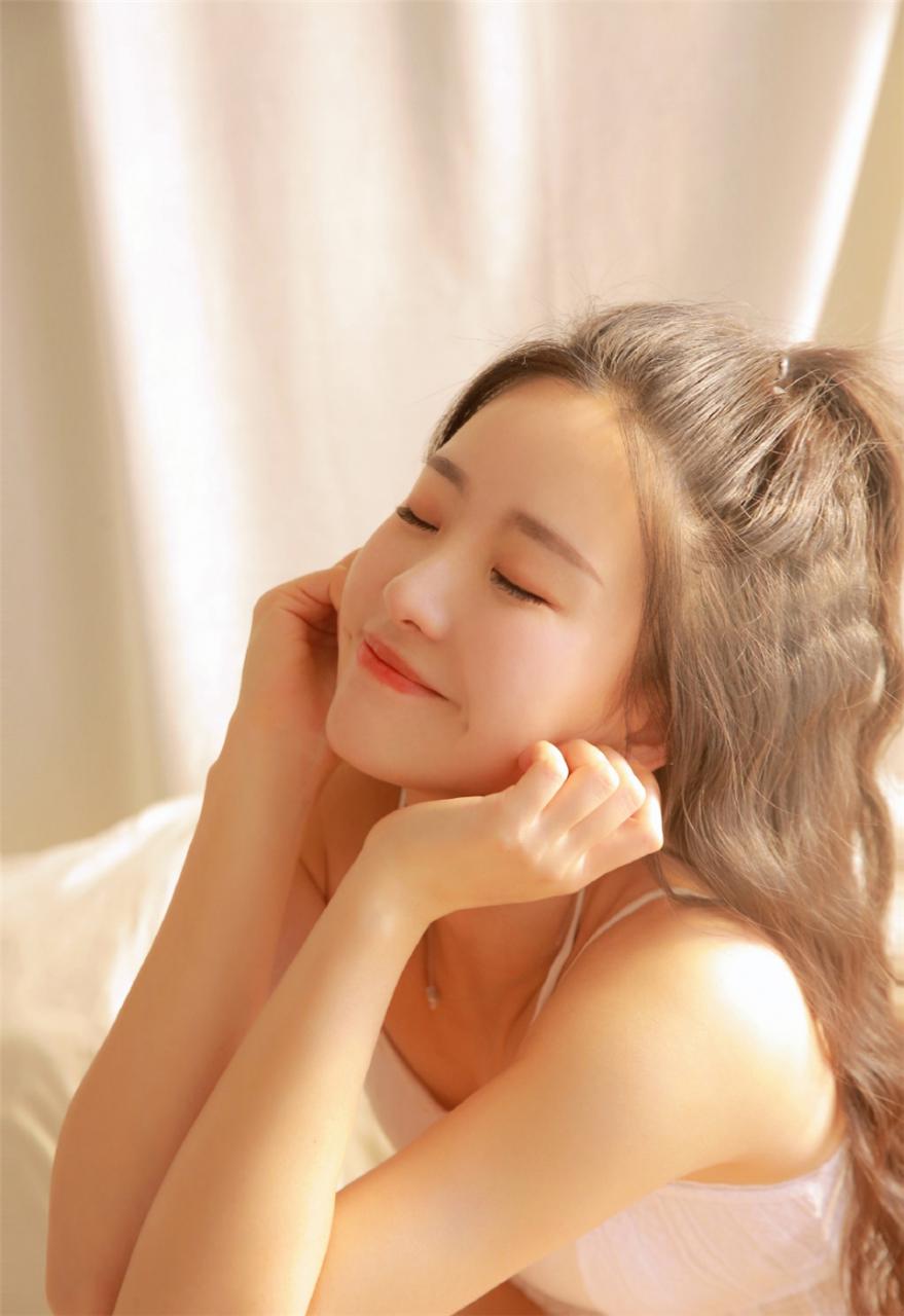 细腰长腿性感美少女白色露脐装性感美女诱惑写真(1/7) 美图 第1张