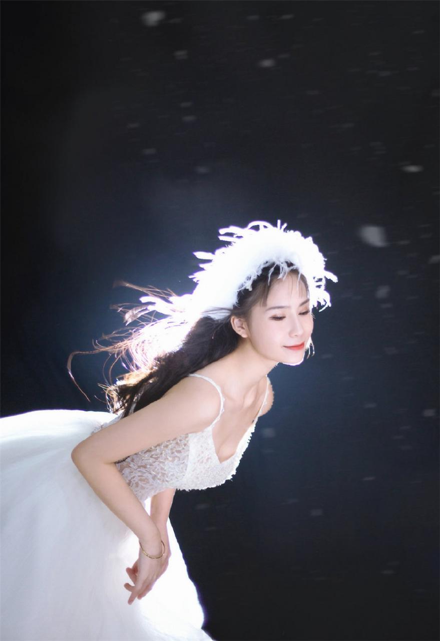 仙气迷人性感美少女白色蕾丝超短裙白色羽毛皇冠诱惑写真(1/10) 美图 第1张