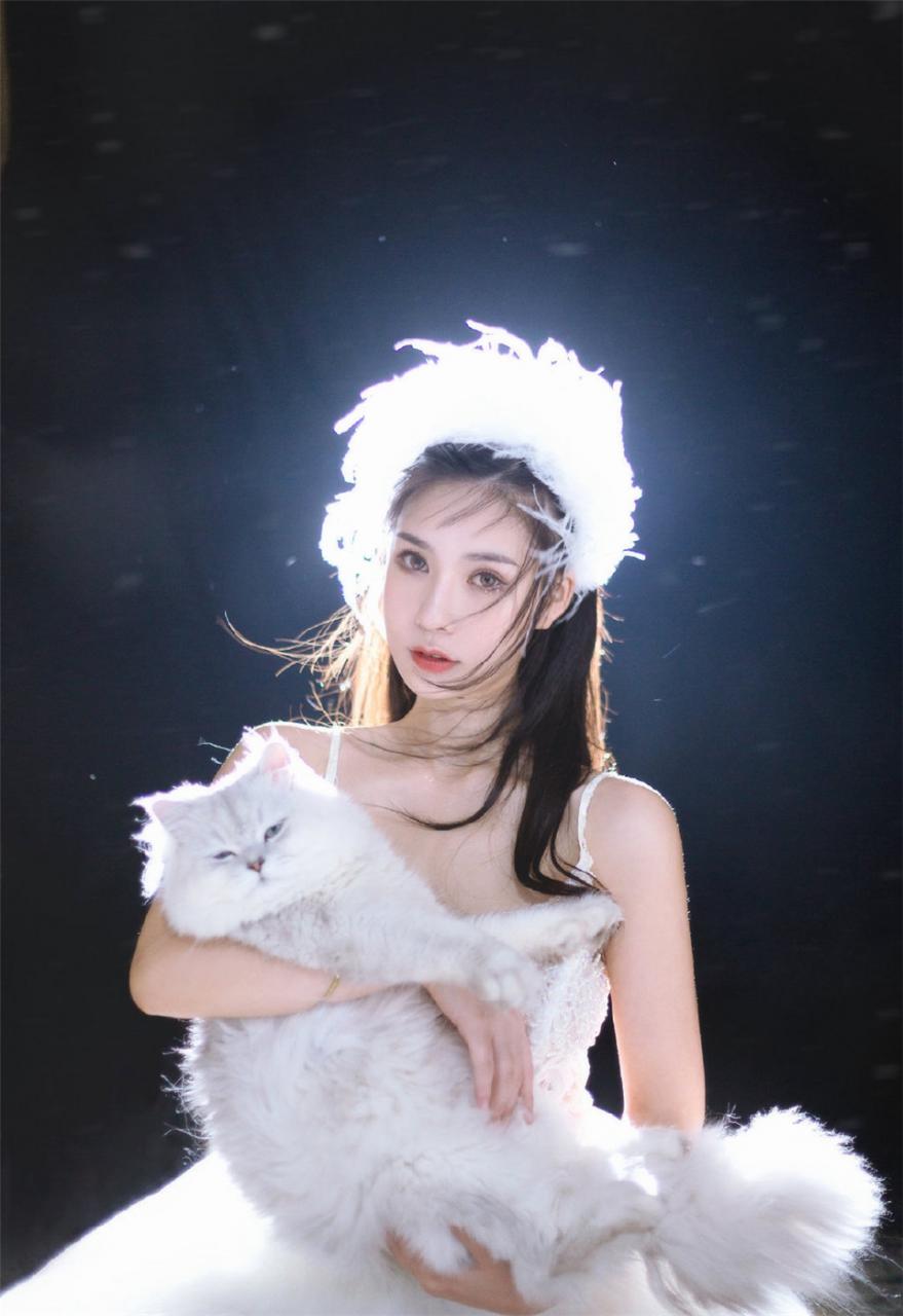 仙气迷人性感美少女白色蕾丝超短裙白色羽毛皇冠诱惑写真(1/10) 美图 第1张