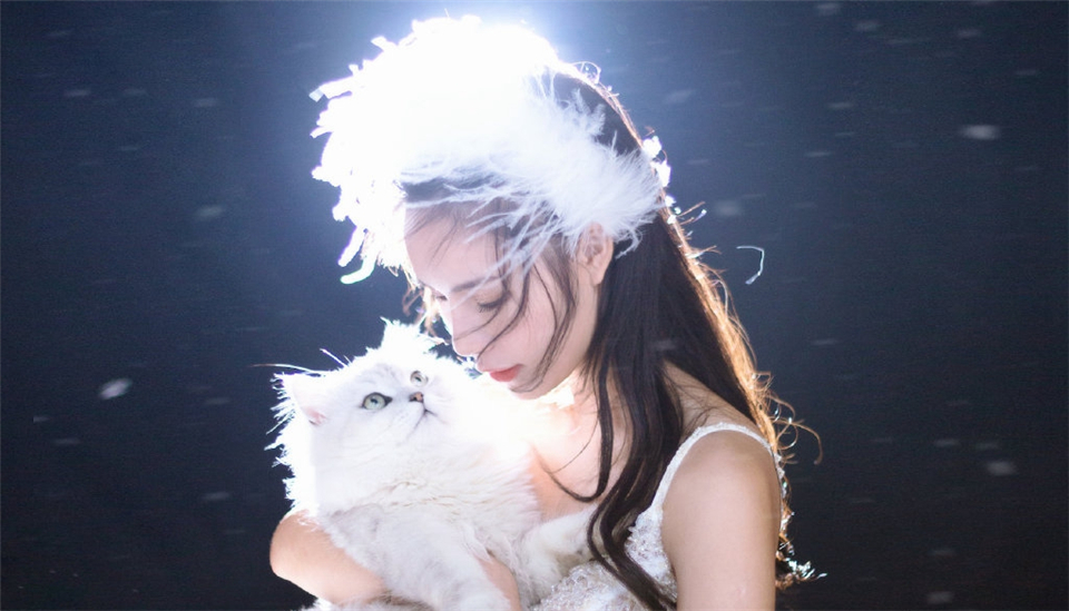仙气迷人性感美少女白色蕾丝超短裙白色羽毛皇冠诱惑写真(1/10) 美图 第1张