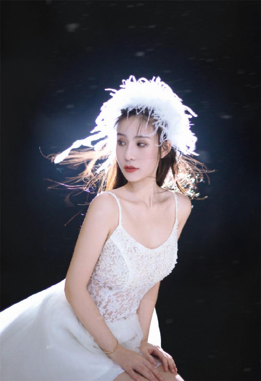 仙气迷人性感美少女白色蕾丝超短裙白色羽毛皇冠诱惑写真(1/10) 美图 第1张