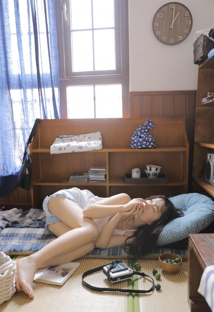 轻盈优雅美女白色吊带上衣清爽夏天居家生活浪漫写真(1/8) 美图 第1张