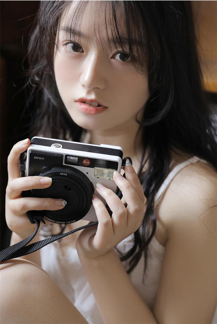 轻盈优雅美女白色吊带上衣清爽夏天居家生活浪漫写真(1/8) 美图 第1张