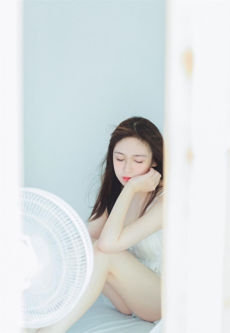 端庄迷人气质性感美少女长发披肩居家生活诱惑迷人写真(1/8) 美图 第1张