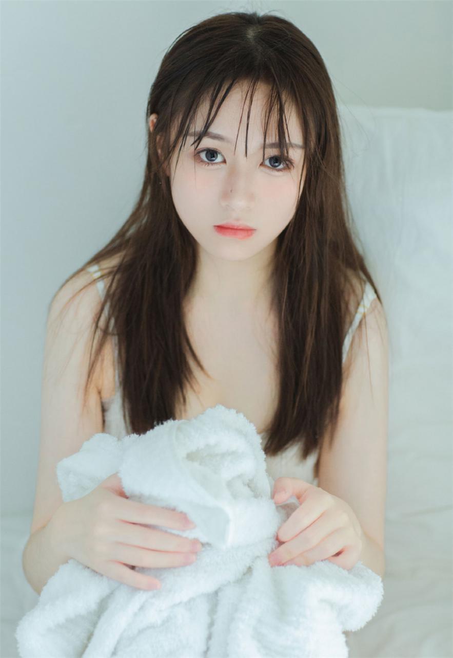 端庄迷人气质性感美少女长发披肩居家生活诱惑迷人写真(1/8) 美图 第1张