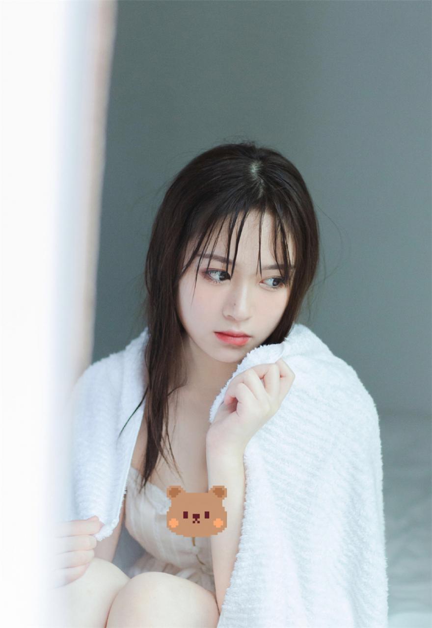 端庄迷人气质性感美少女长发披肩居家生活诱惑迷人写真(1/8) 美图 第1张
