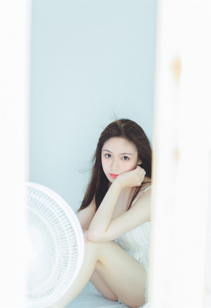 端庄迷人气质性感美少女长发披肩居家生活诱惑迷人写真(1/8) 美图 第1张