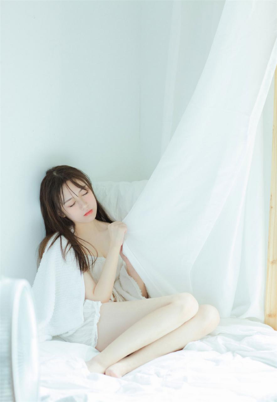 端庄迷人气质性感美少女长发披肩居家生活诱惑迷人写真(1/8) 美图 第1张