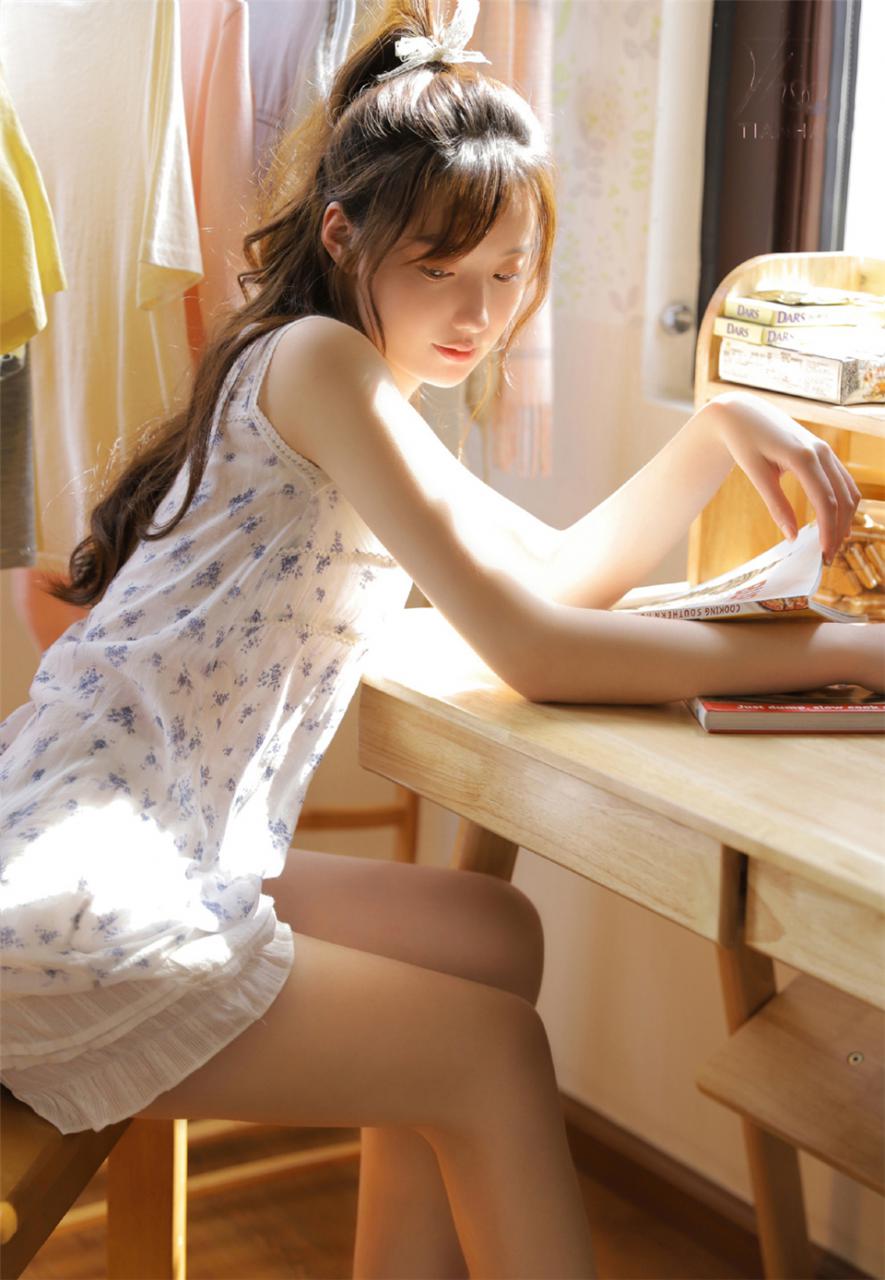调皮灵动小精灵长腿美少女高马尾居家生活浪漫优雅写真(1/9) 美图 第1张
