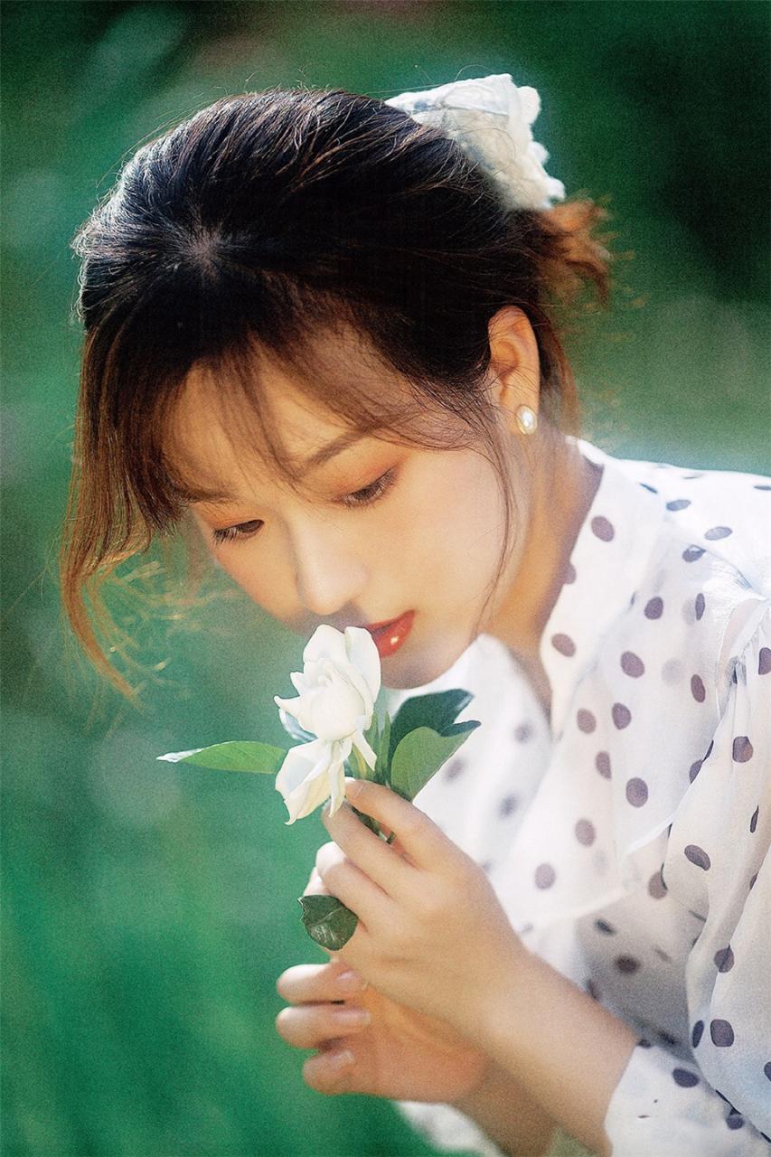 温柔甜美气质美女模特白色波点衬衣户外优雅迷人写真(1/8) 美图 第1张