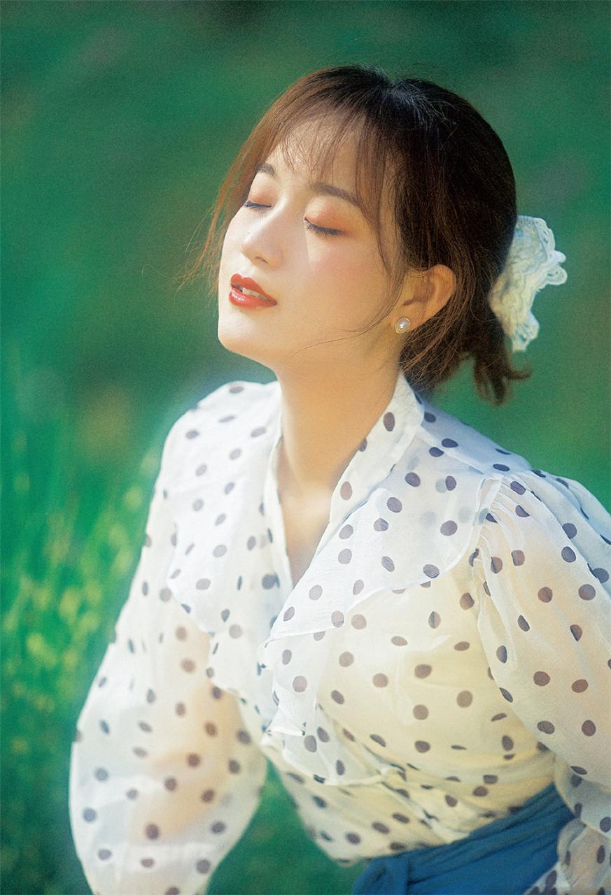 温柔甜美气质美女模特白色波点衬衣户外优雅迷人写真(1/8) 美图 第1张