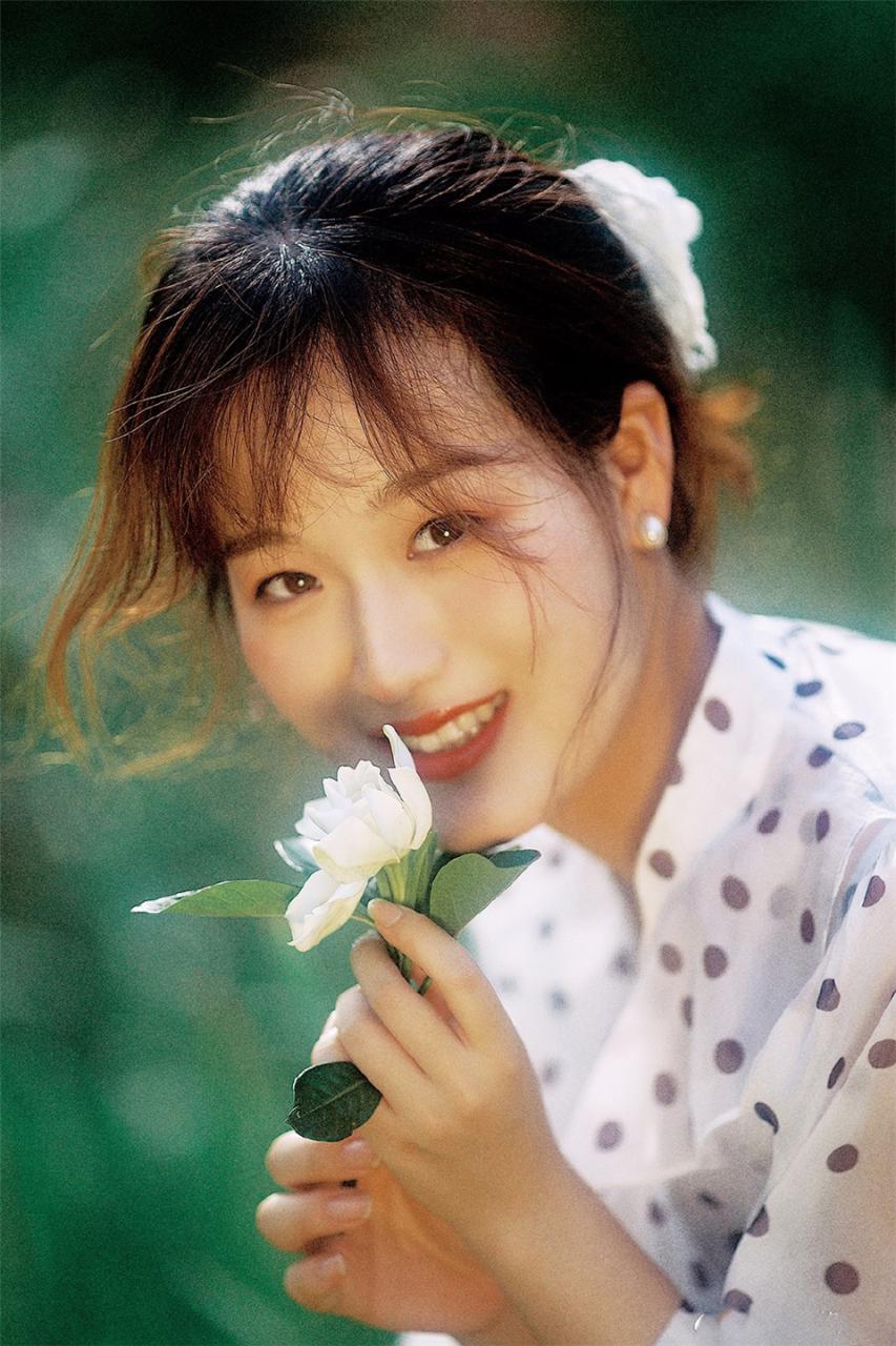 温柔甜美气质美女模特白色波点衬衣户外优雅迷人写真(1/8) 美图 第1张