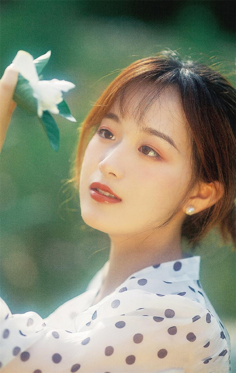 温柔甜美气质美女模特白色波点衬衣户外优雅迷人写真(1/8) 美图 第1张