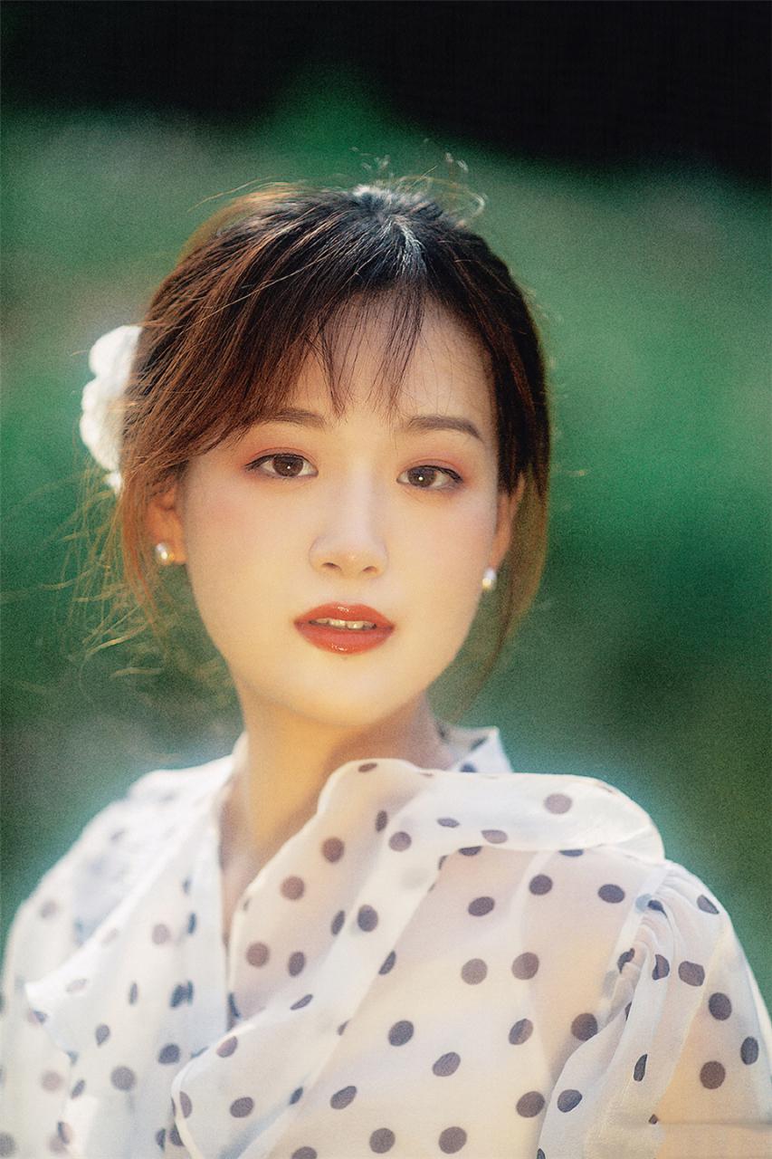 温柔甜美气质美女模特白色波点衬衣户外优雅迷人写真(1/8) 美图 第1张