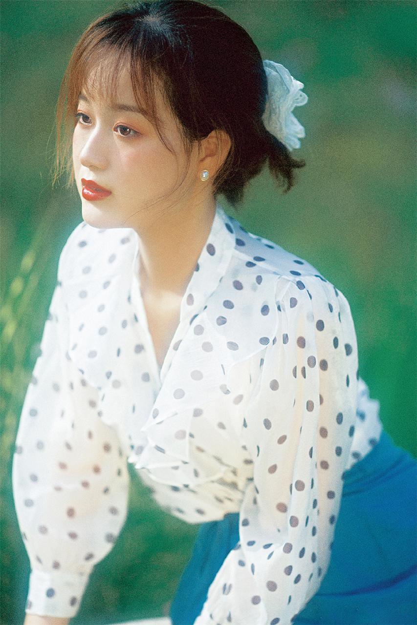温柔甜美气质美女模特白色波点衬衣户外优雅迷人写真(1/8) 美图 第1张