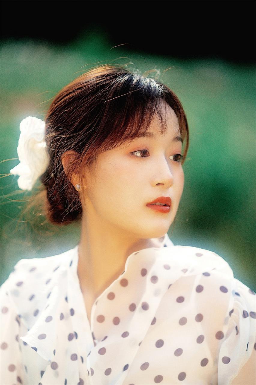 温柔甜美气质美女模特白色波点衬衣户外优雅迷人写真(1/8) 美图 第1张
