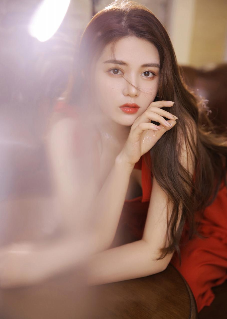 红色吊带裙妖娆美女迷人曲线性感私房写真 美图 第1张