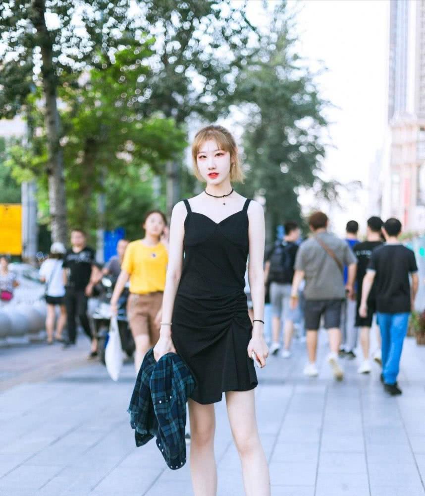 今年国内街拍流行这几种“超短裙”，显高显瘦有气质 街拍潮人 第2张