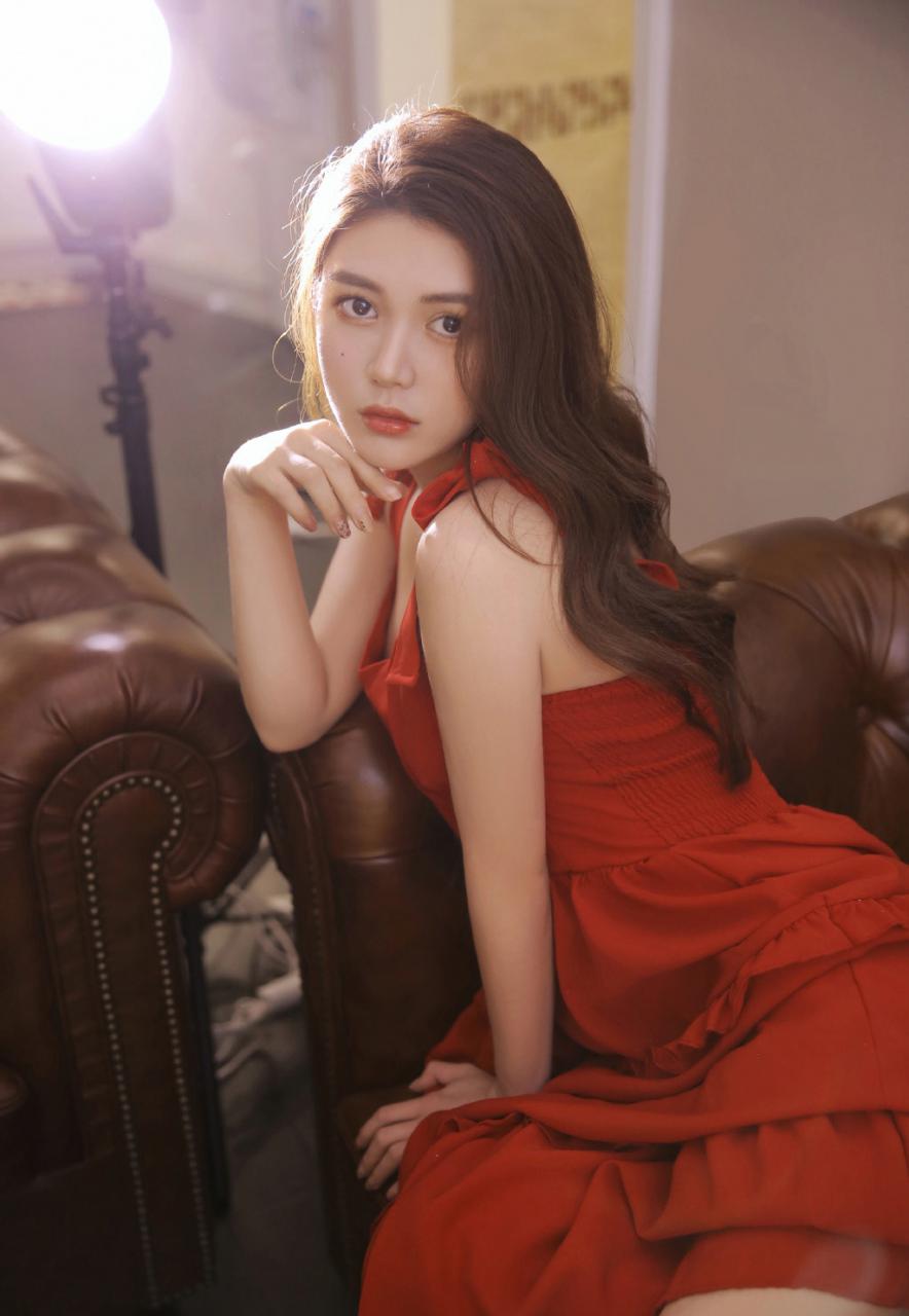 红色吊带裙妖娆美女迷人曲线性感私房写真 美图 第1张
