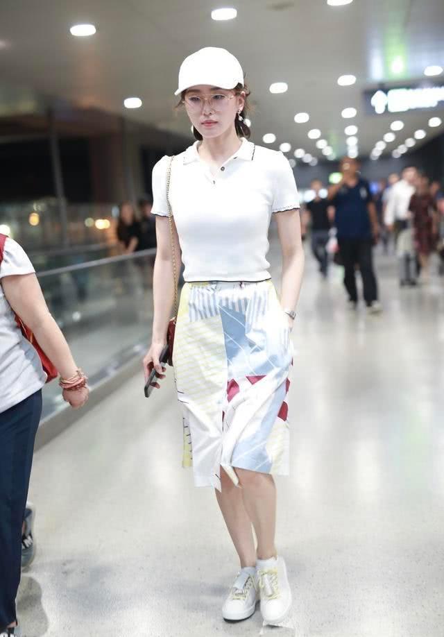 刘诗诗白色POLO衫配花布裙，穿搭效果气质超群 街拍 第5张