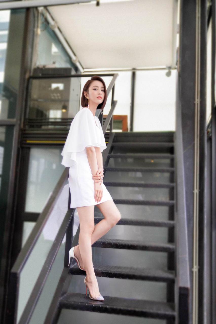 佟丽娅上演S型诱惑，坐下来亮点太多，美腿让人荷尔蒙迅速上升 时尚 第2张