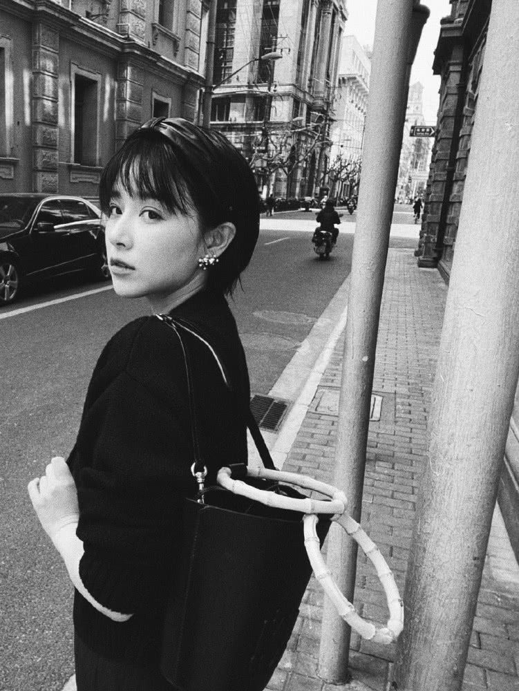 阚清子晒帅气街拍照，拖鞋暴露32岁少女心 街拍潮人 第4张
