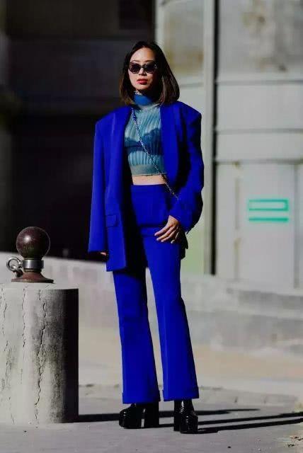 欧美街拍：潮女们穿的2020年流行色太圈粉了，谁穿谁好看 街拍潮人 第1张