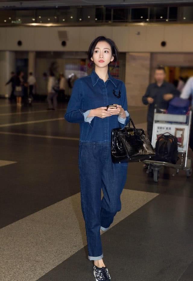 王鸥机场街拍 牛仔连体裤率性洒脱，干练不失女人味 街拍潮人 第4张