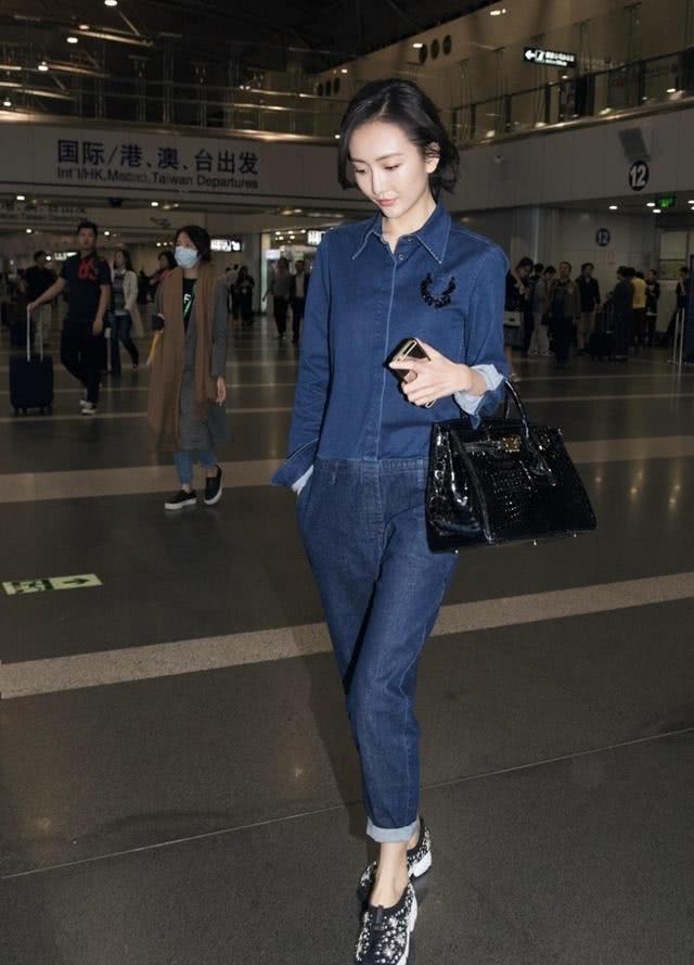 王鸥机场街拍 牛仔连体裤率性洒脱，干练不失女人味 街拍潮人 第2张