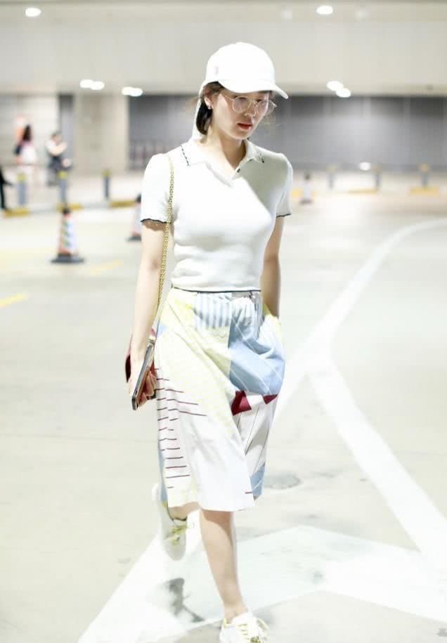 刘诗诗白色POLO衫配花布裙，穿搭效果气质超群 街拍 第2张