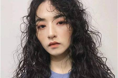2020女生烫羊毛卷发型图片，减龄羊毛卷短发长发造型大全 美容健康 第2张