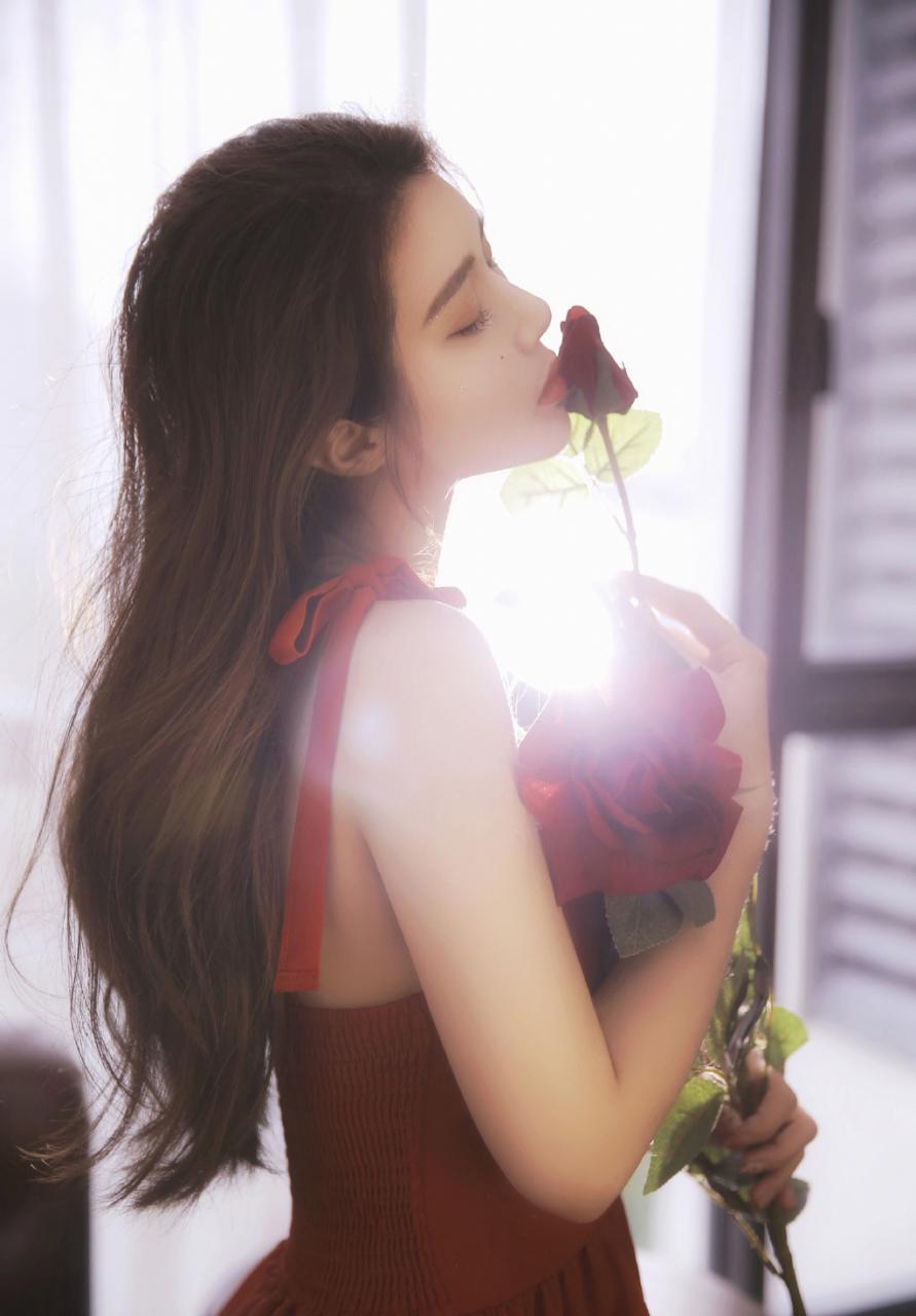 红色吊带裙妖娆美女迷人曲线性感私房写真 美图 第1张