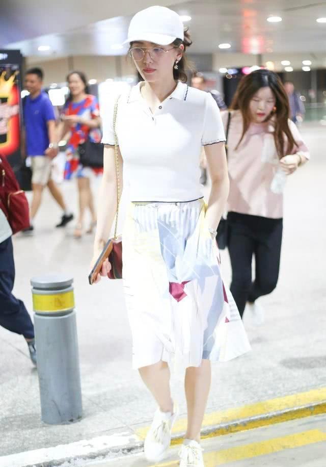 刘诗诗白色POLO衫配花布裙，穿搭效果气质超群 街拍潮人 第4张